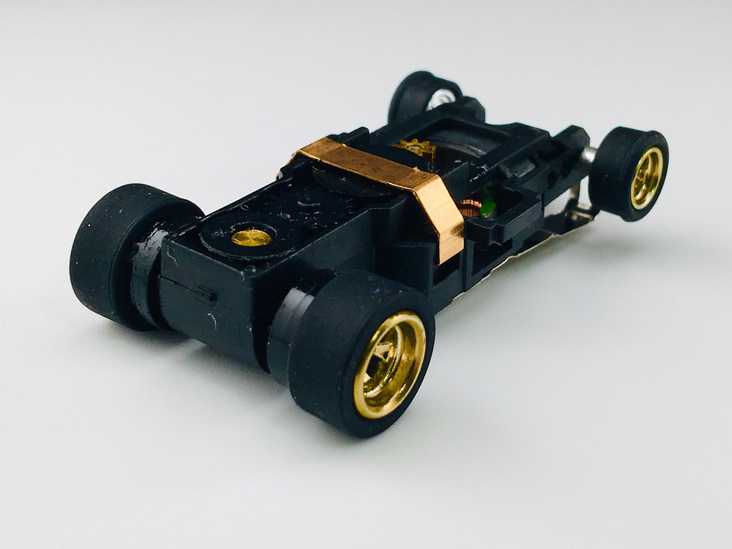 Auto World 4Gear Chassis with Gold Chrome Wheels