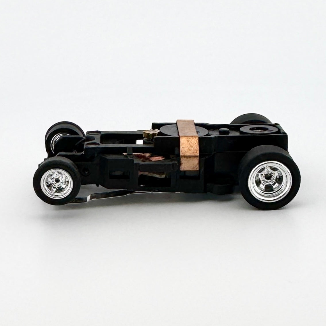 Auto World 4Gear Slot Car Chassis, Chrome Wheels, Black Tires