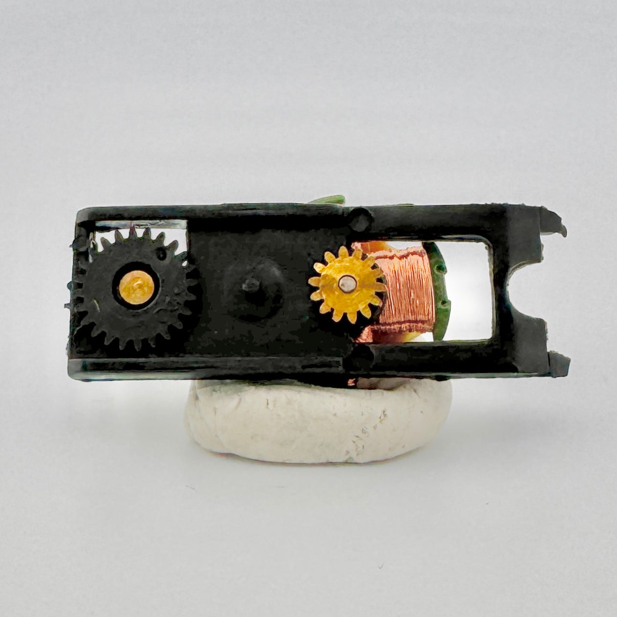 Auto World Armature & Gear Plate for XTraction Slot Car Chassis Top View